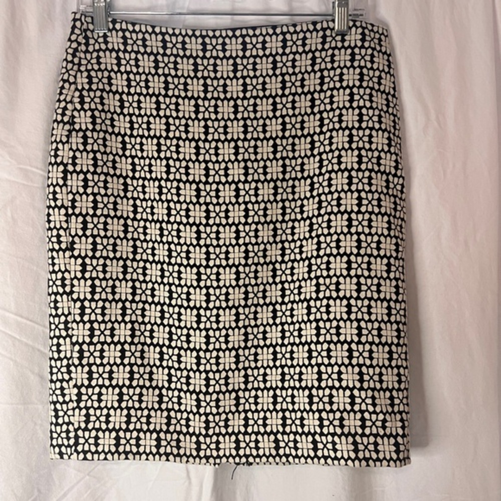 Banana Republic Black & White Geometric Pattern Skirt - Size 4P